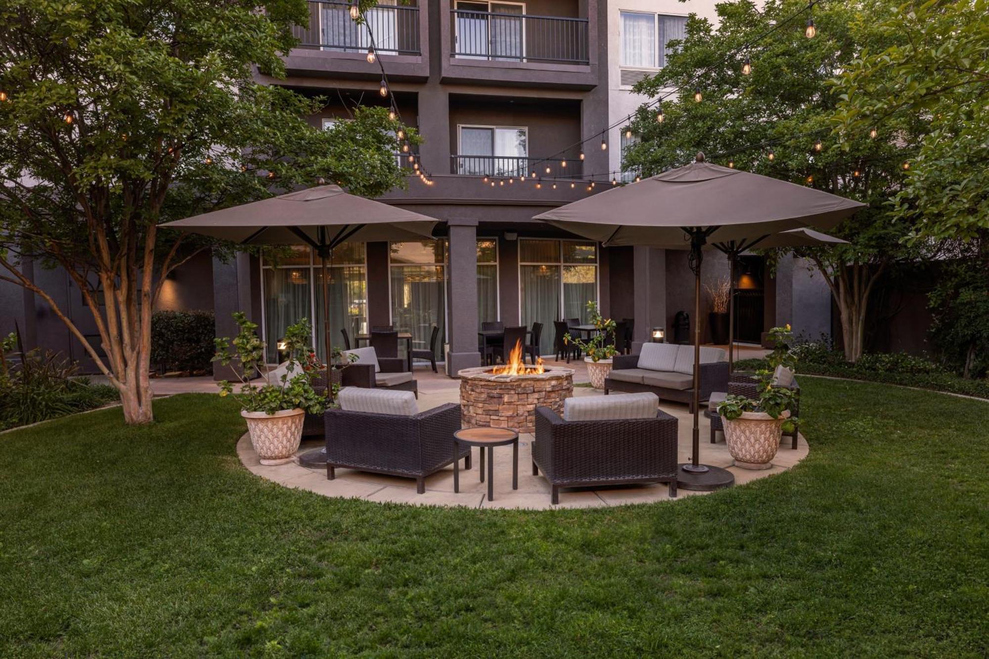 Courtyard Ventura Сими Вали Екстериор снимка